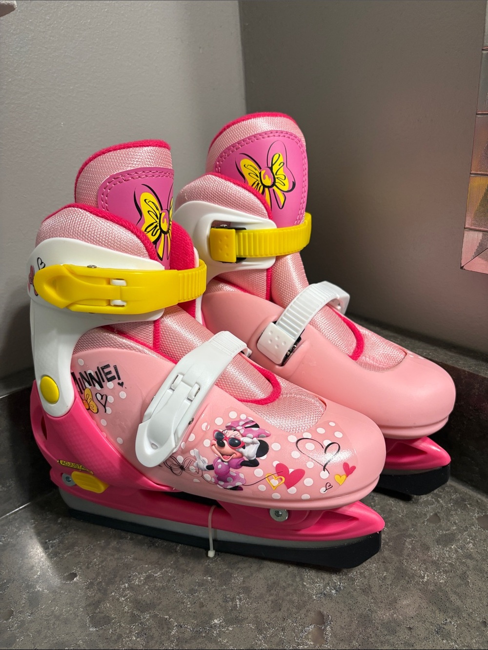 Disney Pink Minnie Mouse Adjustable Ice Skates Y12-2